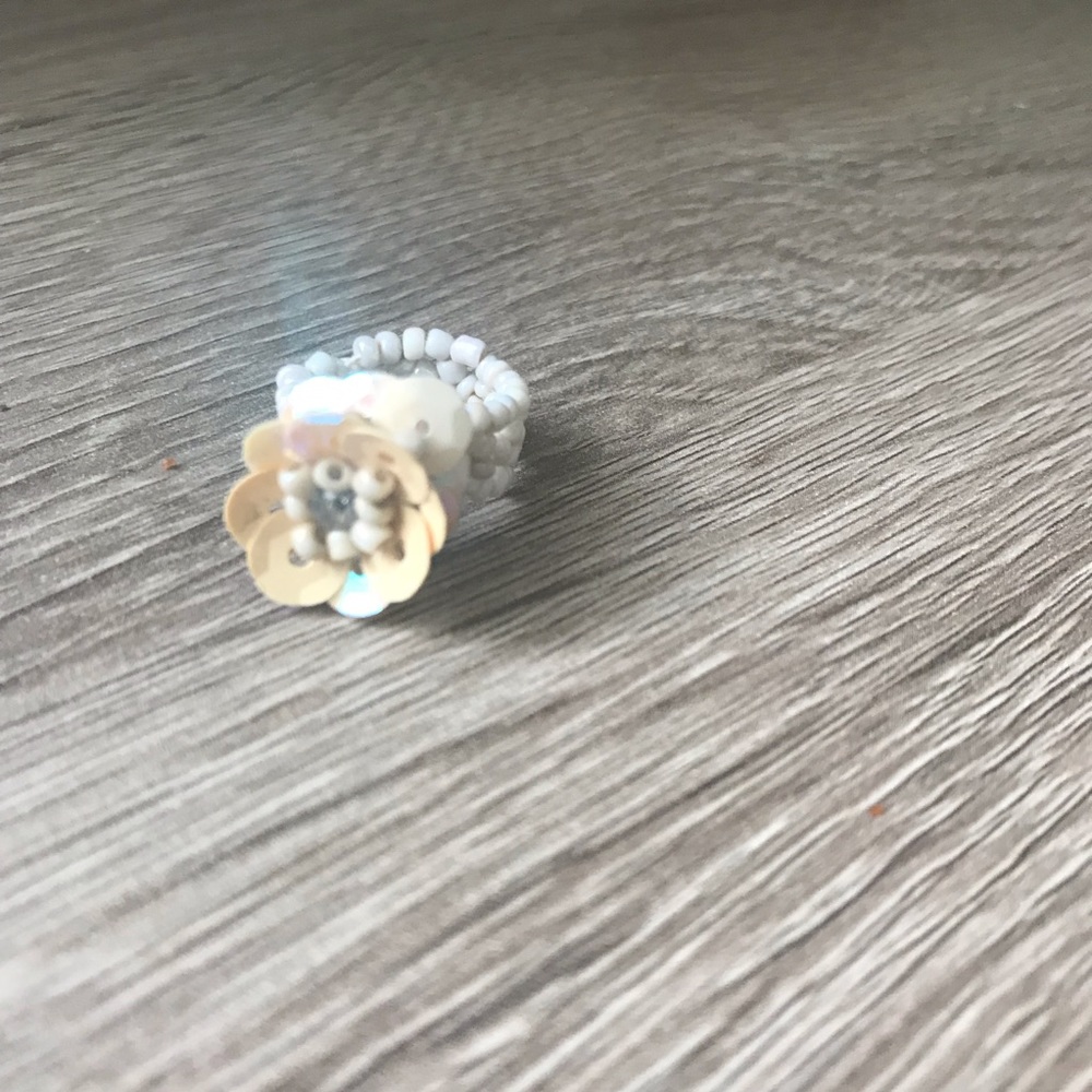 Cream Beaded Flower Ring 🌥